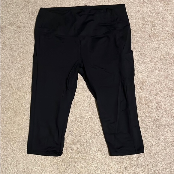 Women’s Capri Black Leggings - Picture 1 of 3